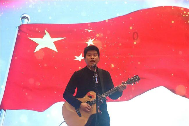 那些无法复刻的瞬间，轮椅男孩被高高举起，像余华举起了他的铁生